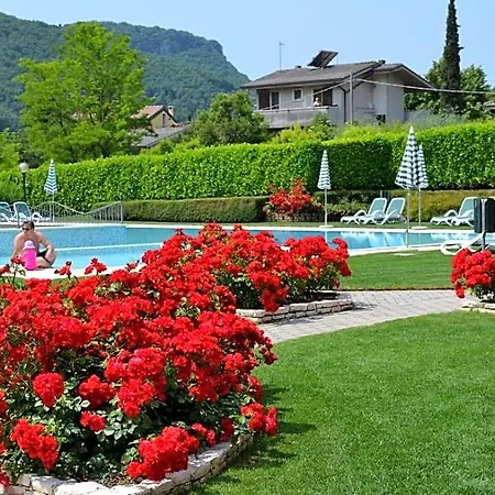 Corte Delle Rose 公寓式酒店 加尔达